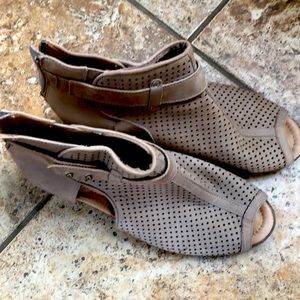 Earth Shoes heeled Peep Toe Sandals in nude size 9